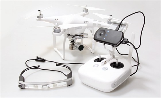 Dron DJI Phantom 3 Advanced a brýle Epson Moverio BT-300