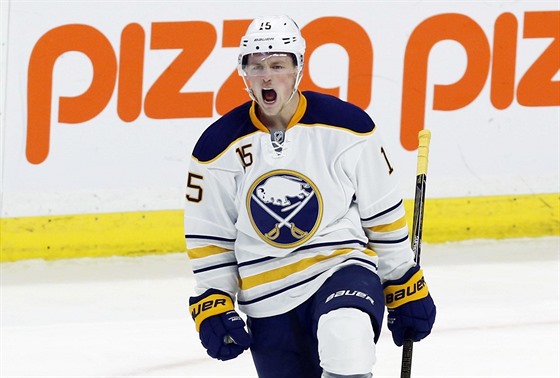 Jack Eichel z Buffala oslavuje svoji premiérovou branku v sezon poté, co se...