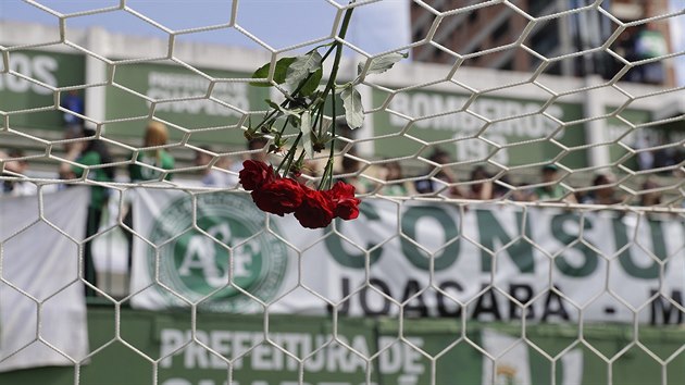 Fanouci klubu Chapecoense truchl u stadionu Arena Conda ve mst Chapeco (29. listopadu 2016)