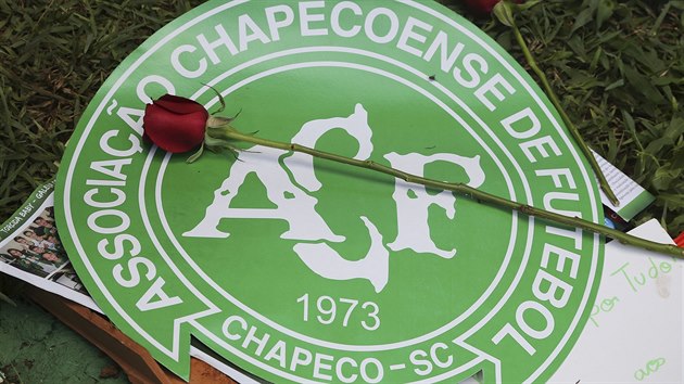 Fanouci klubu Chapecoense truchl u stadionu Arena Conda ve mst Chapeco (29. listopadu 2016)