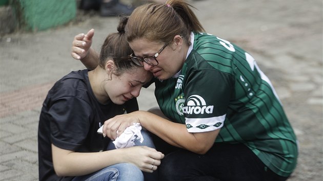 Fanouci klubu Chapecoense truchl u stadionu Arena Conda ve mst Chapeco (29. listopadu 2016)