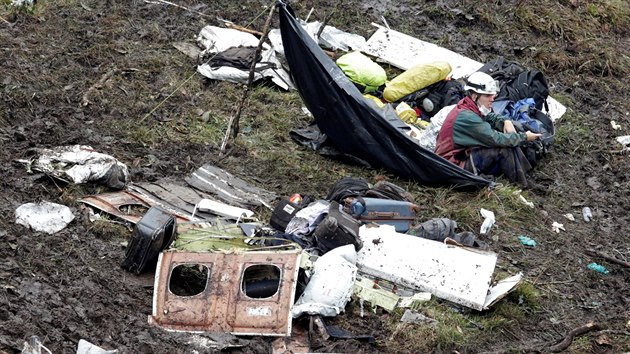 Zchrani prohledvaj trosky zcenho letadla s fotbalovm tmem Chapecoense (29.11.2016)