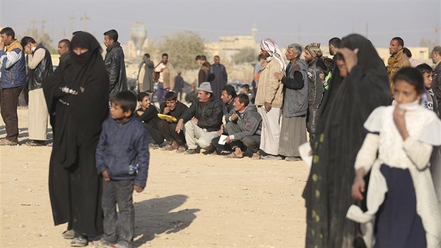 Iran ekaj mimo Mosul na humanitrn pomoc. I po esti tdnech od zatku bitvy o Mosul zstalo uvnit msta pes milion civilist. (28. listopadu 2016)