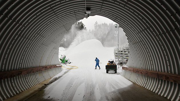 Vysoina Arena u Novho Msta na Morav se pipravuje na svtov pohr v biatlonu. Snhov dla dky mrazivmu poas vyrb snh, poadatel zvod odkrvaj i tpkou dosud pikryt zsobnk snhu z loskho roku.