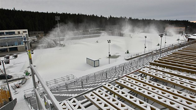 Vysoina Arena u Novho Msta na Morav se pipravuje na svtov pohr v biatlonu. Snhov dla dky mrazivmu poas vyrb snh, poadatel zvod odkrvaj i tpkou dosud pikryt zsobnk snhu z loskho roku a stav nov tribuny.