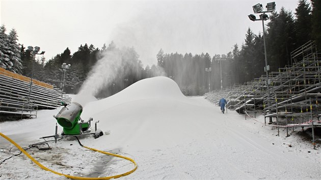 Vysoina Arena u Novho Msta na Morav se pipravuje na svtov pohr v biatlonu. Snhov dla dky mrazivmu poas vyrb snh, poadatel zvod odkrvaj i tpkou dosud pikryt zsobnk snhu z loskho roku a stav nov tribuny.