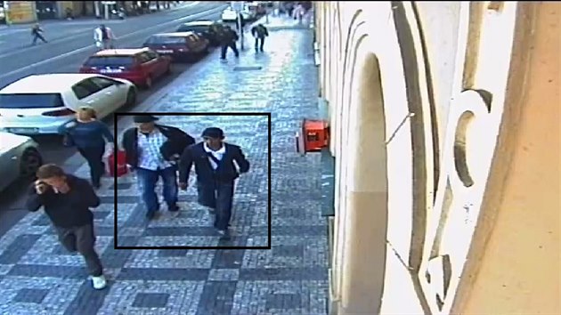 Policist ptraj po dvou zlodjch, kte z kufru auta ukradli tm 400 tisc korun (30.11.2016).
