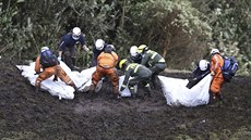 Záchranái na míst pádu letadla u kolumbijského msta Medellín (29. listopadu...