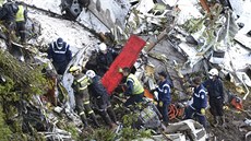 Záchranáři na místě pádu letadla u kolumbijského města Medellín (29. listopadu... Záchranáři na místě pádu letadla u kolumbijského města Medellín (29. listopadu...