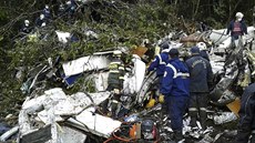 Záchranái na míst pádu letadla u kolumbijského msta Medellín (29. listopadu...
