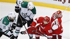 Dvojici Patrick Eaves (vlevo) a Jamie Benn z Dallasu urputně brání ve skórování... Dvojici Patrick Eaves (vlevo) a Jamie Benn z Dallasu urputně brání ve skórování...