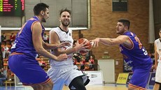 Nymburský křídelník Vojtěch Hruban proniká ke koši Domžale kolem Sima... Nymburský křídelník Vojtěch Hruban proniká ke koši Domžale kolem Sima...