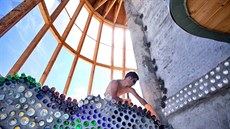 Domům se říká Earthship/Zeměloď. Stavba z pneumatik si sama topí, vytváří... Domům se říká Earthship/Zeměloď. Stavba z pneumatik si sama topí, vytváří...