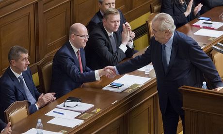 Prezident Milo Zeman si podává ruku s premiérem Bohuslavem Sobotkou v...