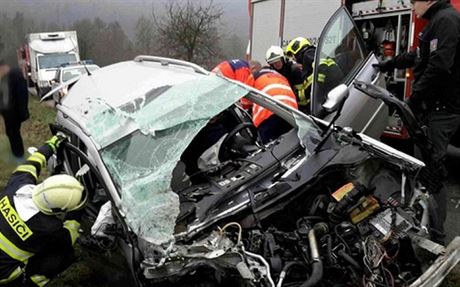 Renault plný pasaér se mezi Lomnikou a epkou pi pedjídní srazil s...