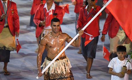 Pita Nikolas Taufatofua coby vlajkono výpravy Tongy na olympijských hrách v...