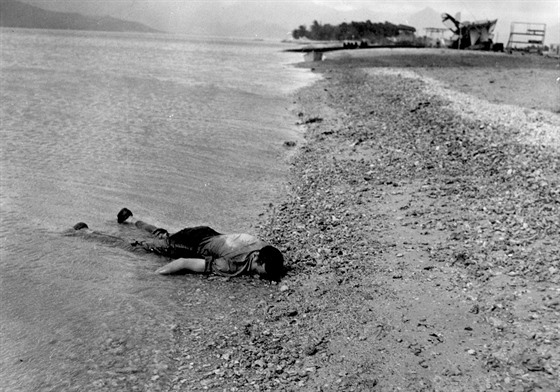 Japonsk tok na leteck zkladny a lod v Pearl Harboru na havajskm ostrov...