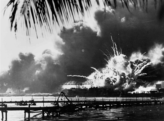 Japonci zatoili na Pearl Harbor. Zbr vbuchu torpdoborce Shaw obletl...