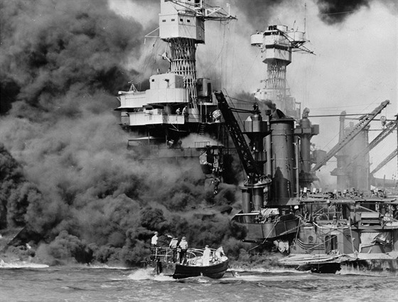 Japonsk tok na leteck zkladny a lod v Pearl Harboru na havajskm ostrov...