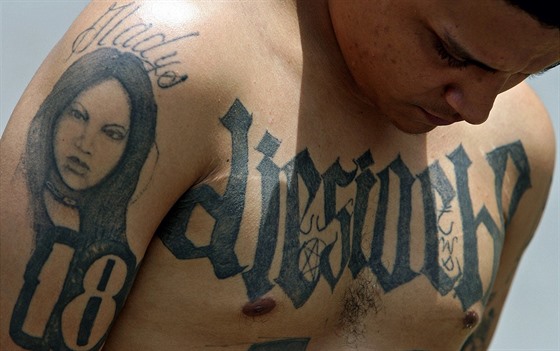 Policie v Salvadoru pedvádí médiím písluníka gangu M-18 (19. záí 2006)