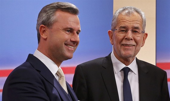 Alexander Van der Bellen (vpravo) a Norbert Hofer v povolební debat rakouské...