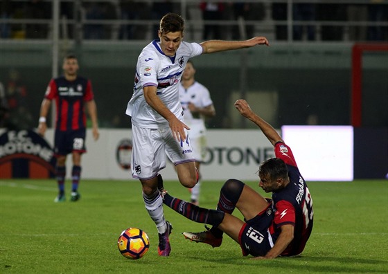 Patrik Schick ze Sampdore obchází Marca Ferrariho z Crotone.