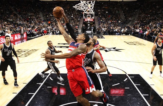 LaMarcus Aldridge ze San Antonia blokuje Bradleyho Beala z Washingtonu.