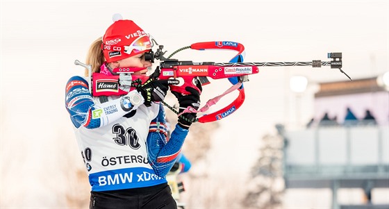 Eva Puskarkov se sousted na stelbu pi sprintu v stersundu.