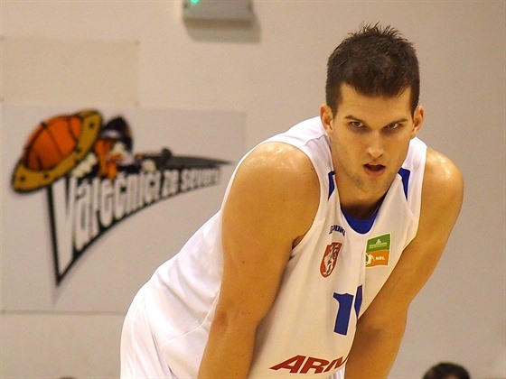 Dínský basketbalista Luká Palyza.