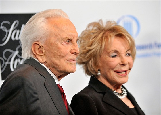 Kirk Douglas s manelkou Anne v roce 2012.