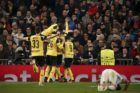 REKORDNÍ GÓL. Fotbalisté Dortmundu se radují z jednadvacáté branky v základní...