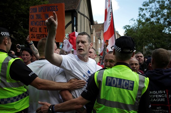 Stoupenci English Defence League pi protestech v srpnu letoního roku.