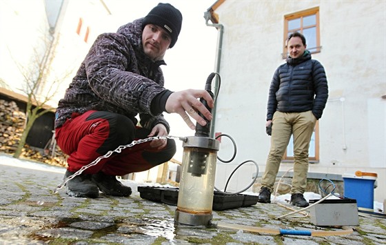 Pracovníci specializované firmy v Kianov odebrali vzorky vody. Na výsledky...