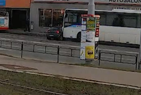 Autobus s opilým idiem ped sebou tlaí osobní auto.