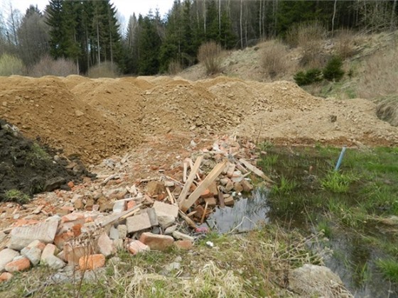 Stavební firma vysypala 1200 tun stavebního odpadu ke Strskému potoku v...