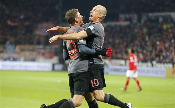 Arjen Robben (vpravo) a Thomas Müller slaví gól Bayernu.