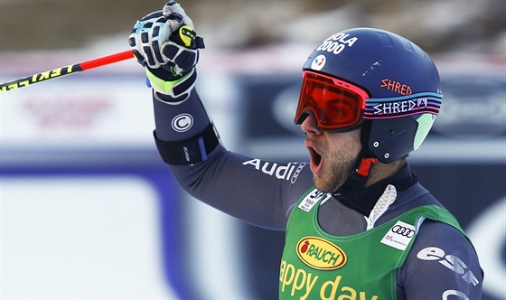 Mathieu Faivre slaví triumf v obím slalomu ve  Val d'Isere.