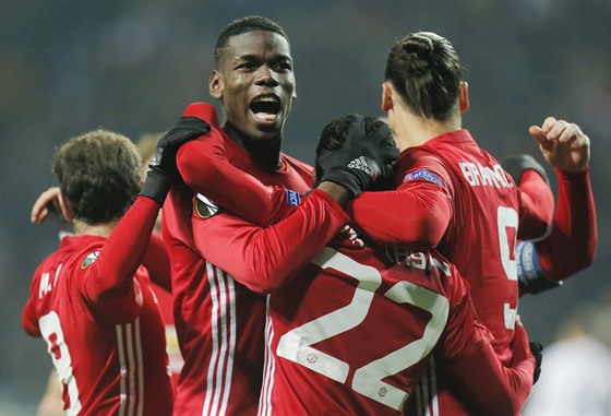 Fotbalisté Manchesteru United oslavují vstelený gól v Evropské lize.