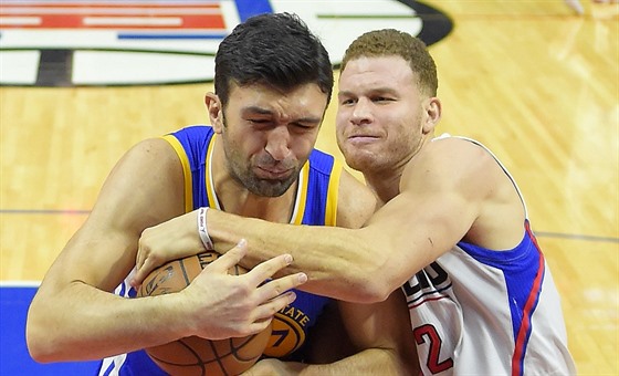 Zaza Paulija (vlevo) z Golden State bojuje o mí s Blakem Griffinem z Los...