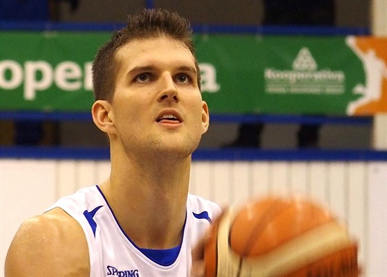 Dínský basketbalista Luká Palyza