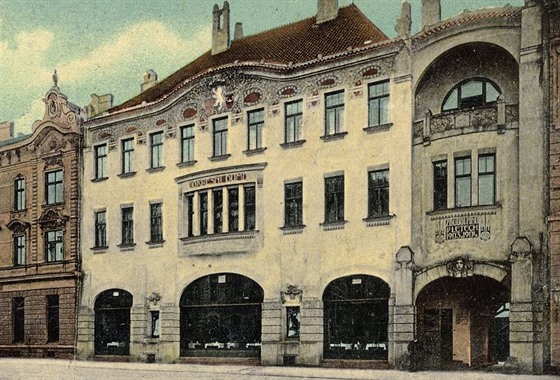 Okresní dm v centru Hradce Králové mezi lety 1904 a1922.