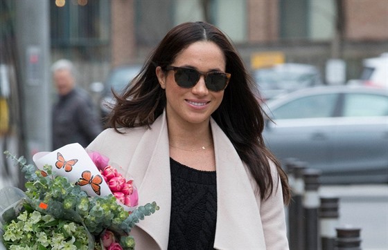 Meghan Markle má na krku etízek s písmeny H a M (Toronto, 3. prosince...