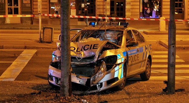 Na Chodském námstí v Plzni havarovalo policejní auto. Stetlo se s osobním...