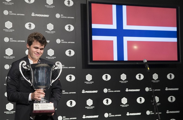 Magnus Carlsen z Norska se těší z poháru pro šachového mistra světa.