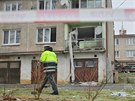 Výbuch otásl bytovkou, které stojí u hlavní silnice v Drahotín. (5. prosince...