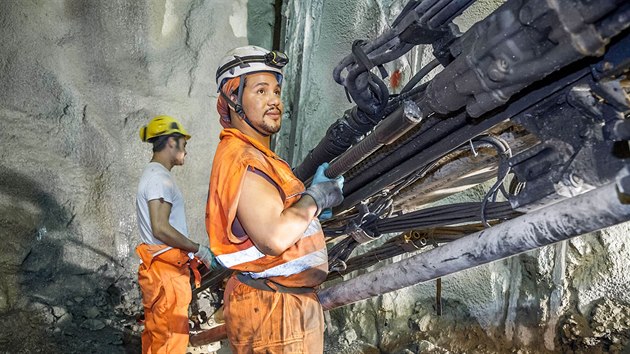 Dělníci budují Brennerský úpatní tunel. Dělníci budují Brennerský úpatní tunel.