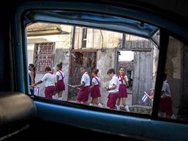 POSLEDNÍ ROZLOUENÍ. Z Havany vyrazilo smutení procesí s popelem Fidela...