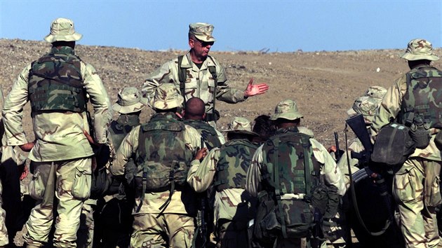 Generl James Mattis  instruuje americk mariky na jihu Afghnistnu (1. prosince 2001)