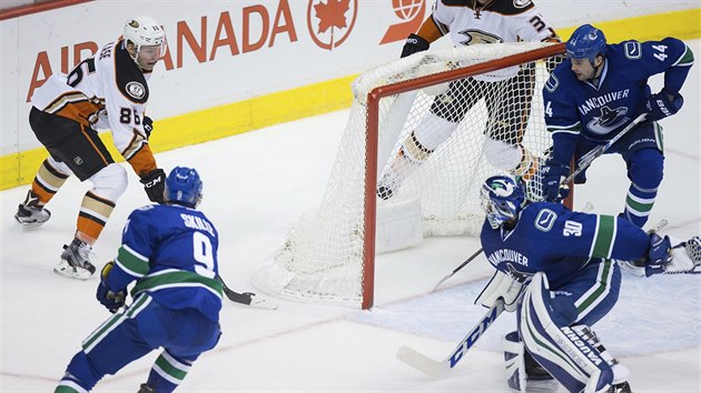 Ondej Kae (vlevo) vyzrl na obranu Vancouveru a za chvli dostane puk do st Ryana Millera. Pozd pili Jack Skille a Erik Gudbranson (vpravo).