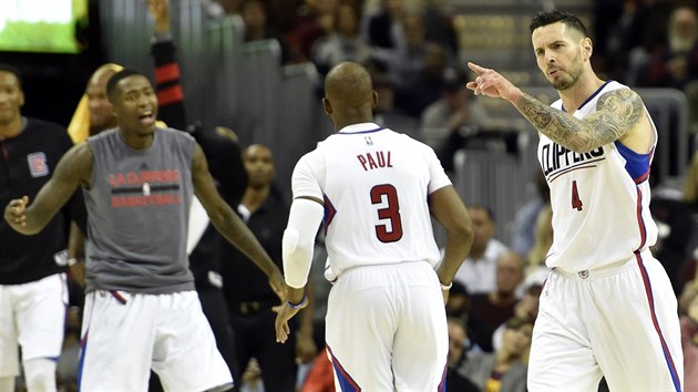 J.J. Redick (vpravo) z LA Clippers oslavuje svj spn steleck pokus v utkn s Clevelandem.